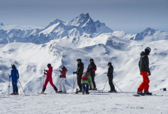 France, Savoie (73) massif de la Vanoise, domaine skiable des trois vallées, Saint Martin de Belleville, les Menuires, au sommet du roc des trois Marches , vue vers le sud et les aiguilles d'Arves // France, Savoie, Vanoise massif, three valleys ski area, Saint Martin de Belleville, Les Menuires, at the top of the Roc des Trois Marches, view towards the south and the Arves needles